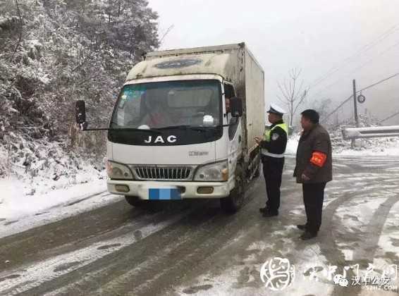 以雪為令！漢中公安交警迎風(fēng)戰(zhàn)雪“凍”真格！