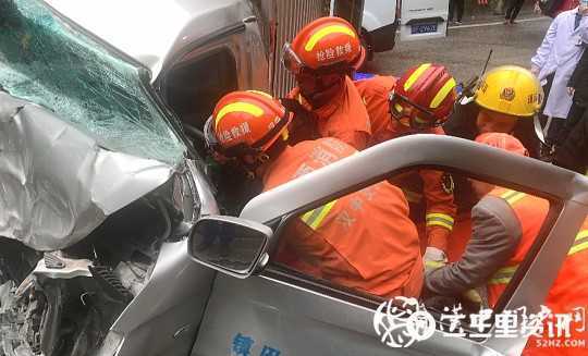 鎮(zhèn)巴210國道兩車相撞2人被困，消防緊急救援