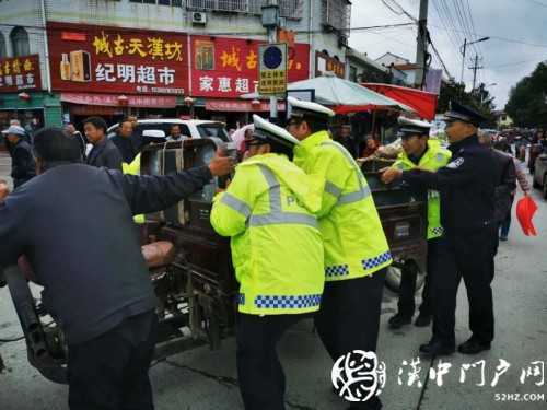 賣桔途中車壞了，一車桔子被撂馬路中央，民警趕忙幫轉(zhuǎn)移