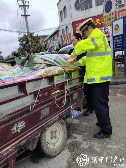 賣桔途中車壞了，一車桔子被撂馬路中央，民警趕忙幫轉(zhuǎn)移