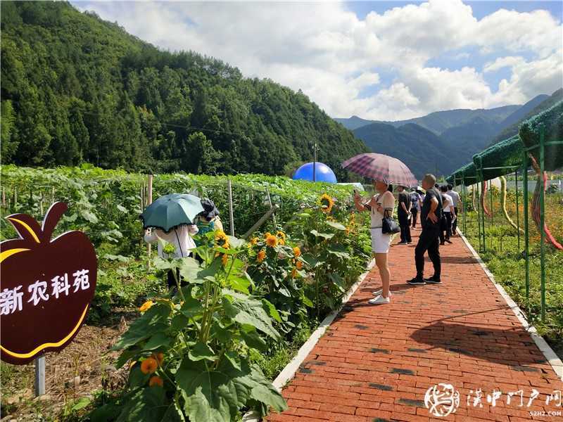  揚(yáng)百年榮光·看紅色天漢 ——網(wǎng)絡(luò)媒體重走紅軍路主題采訪走進(jìn)鎮(zhèn)巴縣黎壩鎮(zhèn)