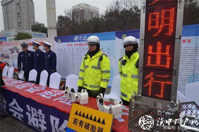 漢中交警一大隊(duì)熱熱鬧鬧唱響交通安全宣傳日