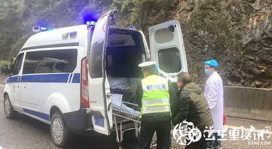 鎮(zhèn)巴210國道兩車相撞2人被困，消防緊急救援