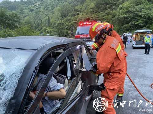 小轎車(chē)和大掛車(chē)迎面相撞，司機(jī)被困駕駛室，消防急救援