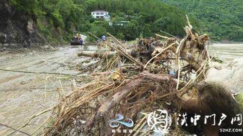 略陽多條道路塌方中斷，交通部門緊急搶修保暢通！