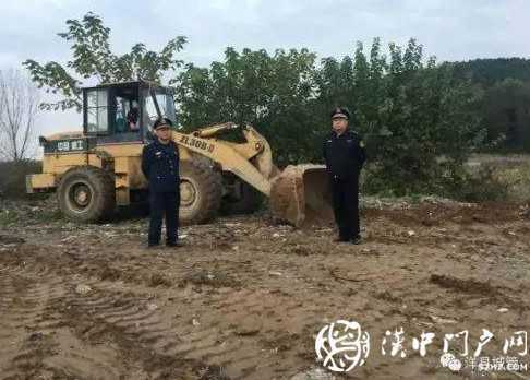 洋縣一土方運(yùn)輸車擅自傾倒建筑垃圾，渣土辦當(dāng)即叫停