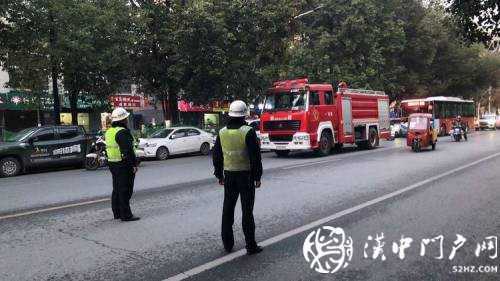 巡邏路上遇起火，漢中交警全力協(xié)助消防人員撲滅火情