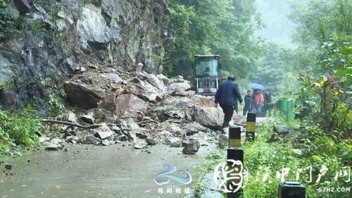 強(qiáng)降雨導(dǎo)致略陽縣部分鄉(xiāng)鎮(zhèn)山體塌方道路受損！