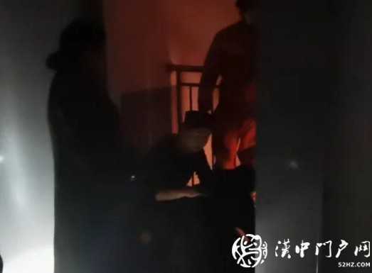 西鄉(xiāng)男子欲跳樓，消防一把拽住其胳膊！