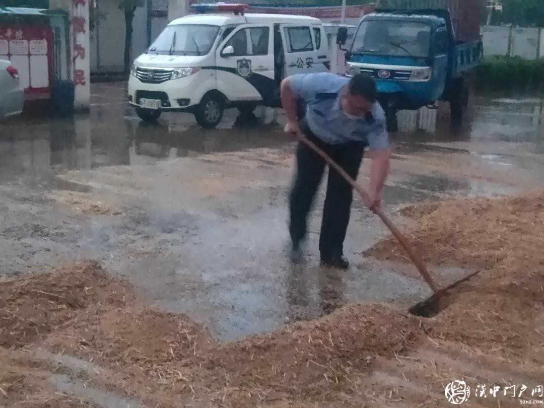 漢臺民警雨中大戰(zhàn)“顆粒歸倉”