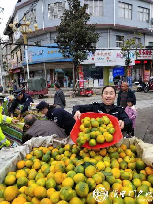 賣桔途中車壞了，一車桔子被撂馬路中央，民警趕忙幫轉(zhuǎn)移