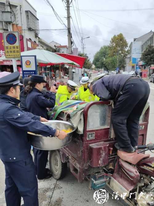 賣桔途中車壞了，一車桔子被撂馬路中央，民警趕忙幫轉(zhuǎn)移