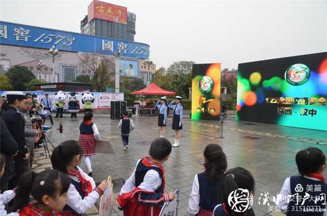 漢中交警一大隊(duì)熱熱鬧鬧唱響交通安全宣傳日