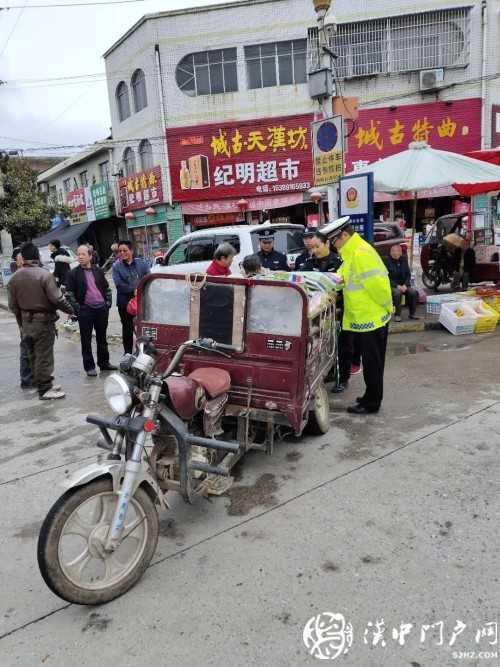 賣桔途中車壞了，一車桔子被撂馬路中央，民警趕忙幫轉(zhuǎn)移