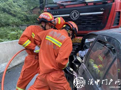 小轎車(chē)和大掛車(chē)迎面相撞，司機(jī)被困駕駛室，消防急救援