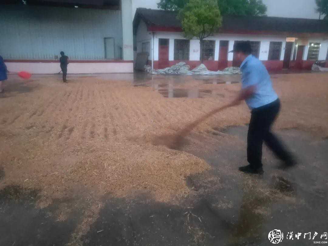 漢臺民警雨中大戰(zhàn)“顆粒歸倉”