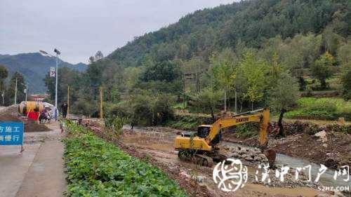 鎮(zhèn)巴黎壩春生社區(qū)再造新橋，正在施工