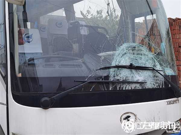 陜飛公司通勤車撞上騎電動車上學(xué)母女倆，致兩人不幸身亡