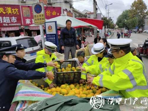 賣桔途中車壞了，一車桔子被撂馬路中央，民警趕忙幫轉(zhuǎn)移