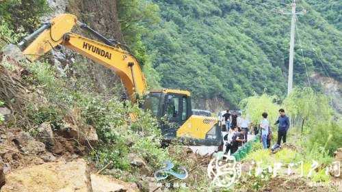 略陽多條道路塌方中斷，交通部門緊急搶修保暢通！