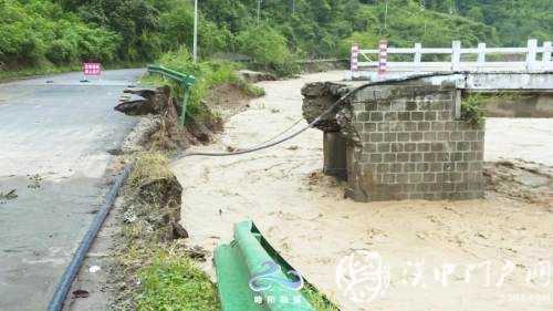 略陽多條道路塌方中斷，交通部門緊急搶修保暢通！