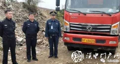 洋縣一土方運(yùn)輸車擅自傾倒建筑垃圾，渣土辦當(dāng)即叫停