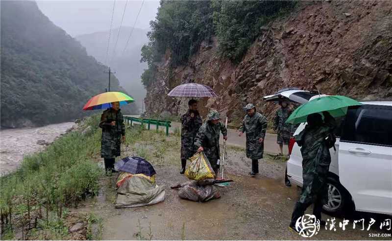 流浪老人被困暴雨中，鎮(zhèn)村干部施救解危難 ——碑壩鎮(zhèn)“五個大走訪、辦好民生事”黨史學(xué)習教育實踐活動紀實