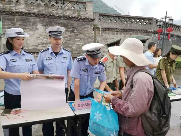 略陽縣公安局交警大隊助力山區(qū)發(fā)展，守護交通安全