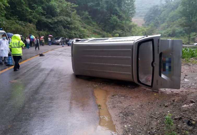 漢中寧強一面包車路滑失控，致路邊農(nóng)戶當(dāng)場死亡！