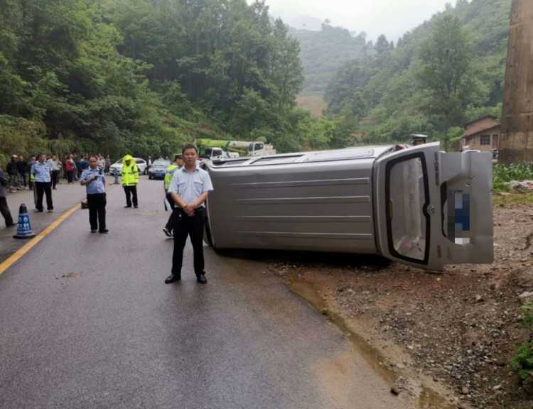 漢中寧強一面包車路滑失控，致路邊農(nóng)戶當(dāng)場死亡！