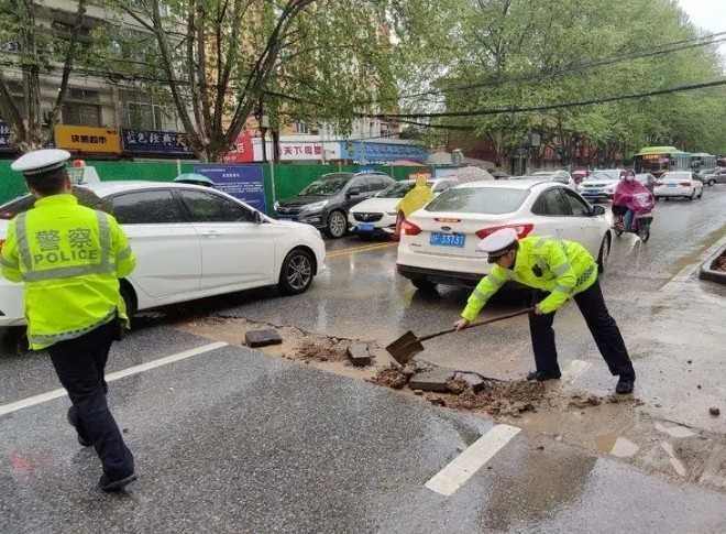 漢中交警化身“救援隊(duì)”風(fēng)雨中迅速“鋪路”除隱患