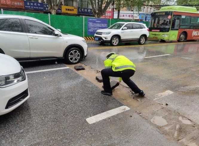 漢中交警化身“救援隊(duì)”風(fēng)雨中迅速“鋪路”除隱患