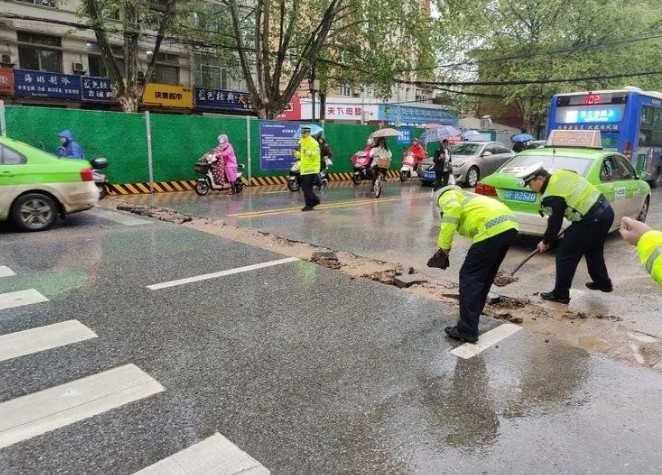 漢中交警化身“救援隊(duì)”風(fēng)雨中迅速“鋪路”除隱患