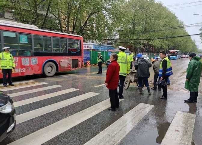 漢中交警化身“救援隊(duì)”風(fēng)雨中迅速“鋪路”除隱患