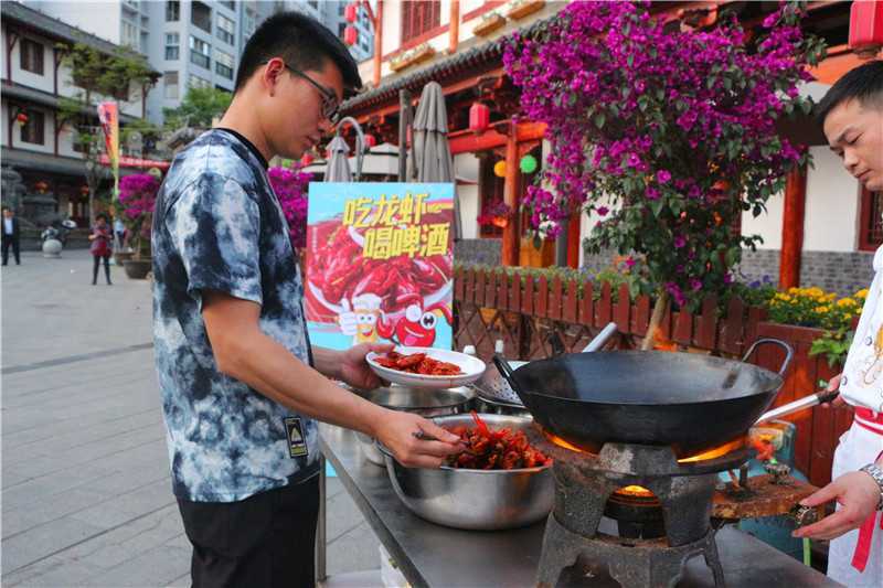 啤酒龍蝦美食嗨翻天！2021褒國(guó)古鎮(zhèn)第三屆啤酒龍蝦節(jié)盛大的啟幕