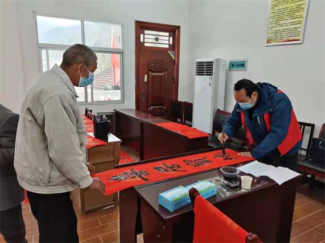 城固書法家義務為山區(qū)群眾寫春聯(lián)送祝福