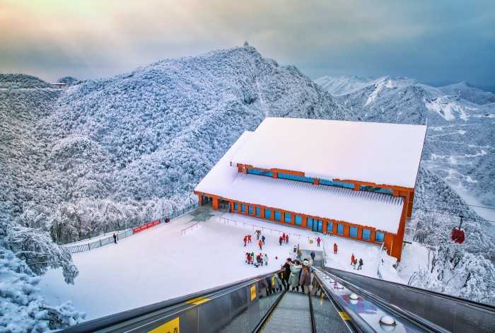 022漢中冰雪嘉年華南鄭分會場暨龍頭山第四屆云端冰雪節(jié)今日啟動"