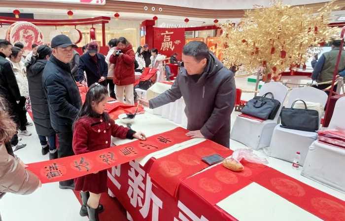 “揮毫潑墨送春聯(lián)，龍飛鳳舞迎新春” 民革漢臺區(qū)委會開展送春聯(lián)活動