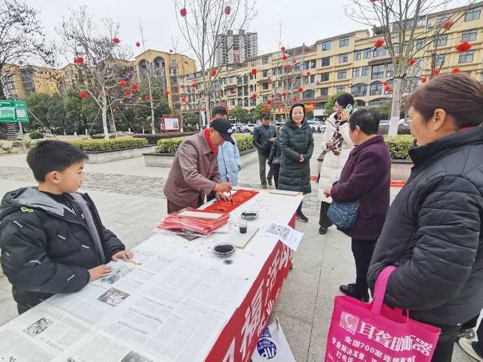 城固：“送春聯(lián)、送祝福”活動在縣樂城公園舉行