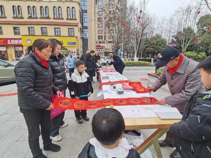 城固：“送春聯(lián)、送祝?！被顒釉诳h樂城公園舉行