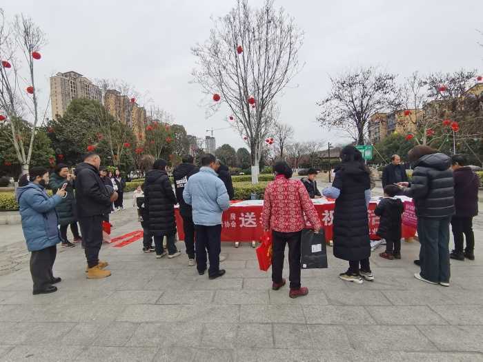 城固：“送春聯(lián)、送祝?！被顒釉诳h樂城公園舉行