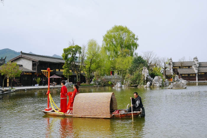 勉縣漢婚華服秀暨囍文化產(chǎn)業(yè)簽約儀式在諸葛街景區(qū)舉行