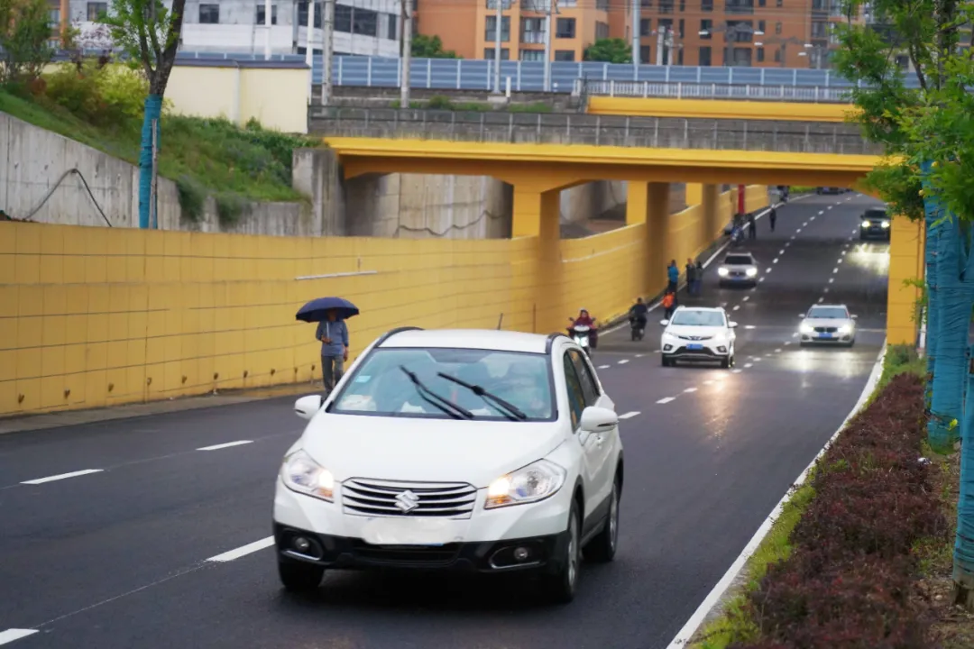 出行方便了！漢中興漢新區(qū)惠府路主車(chē)道通車(chē)！