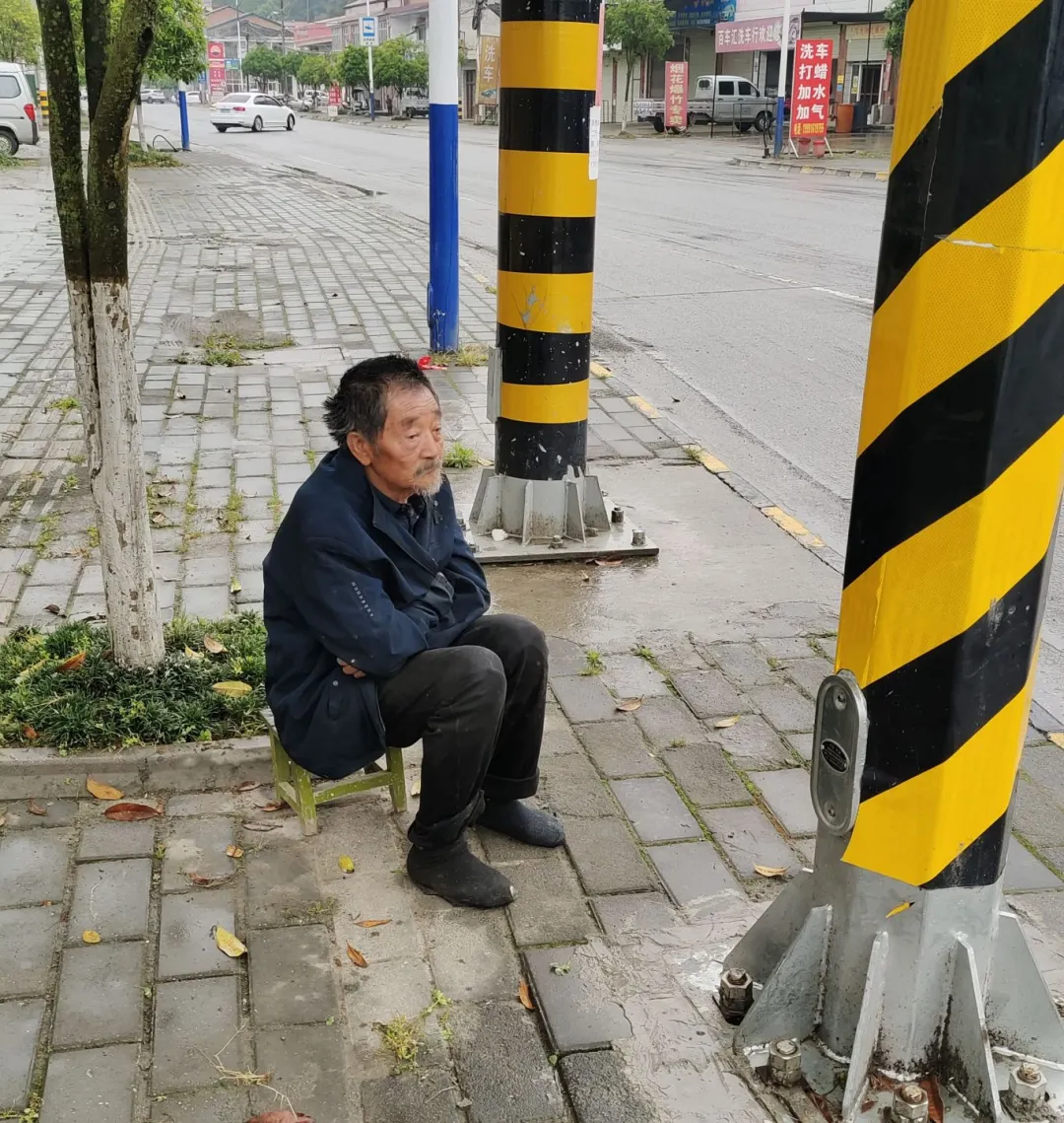 暖心︱八旬老人迷路，公路人幫助回家