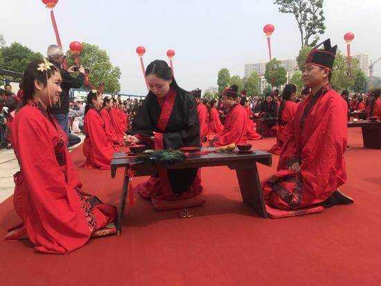 漢中市天漢長(zhǎng)街舉行"三生三世·情定漢中"漢式戶外集體婚禮