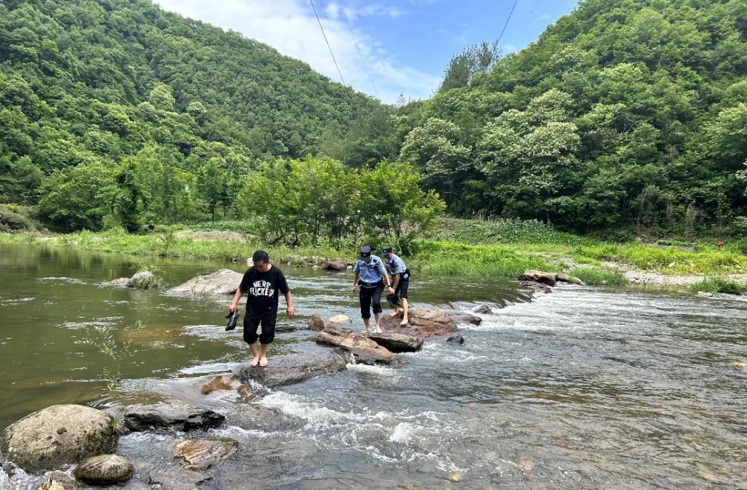 小伙任性離家出走，漢中民警深山尋回