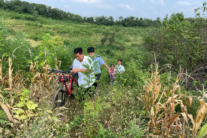 漢中一位老人被困在山里，多虧他們