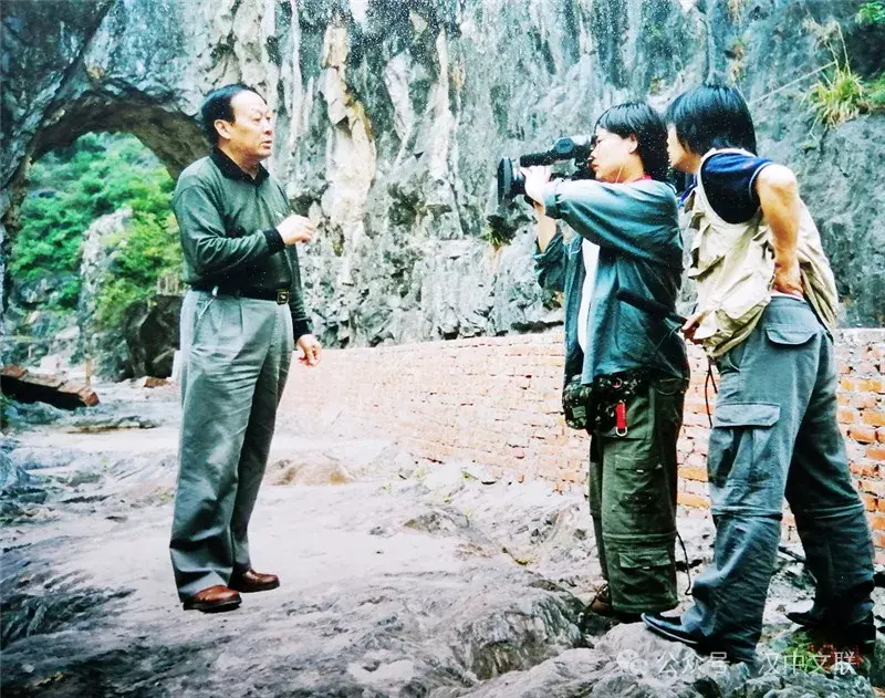 棧道連古今 文史總相宜——讀王蓬先生《秦蜀古道與石門(mén)石刻》