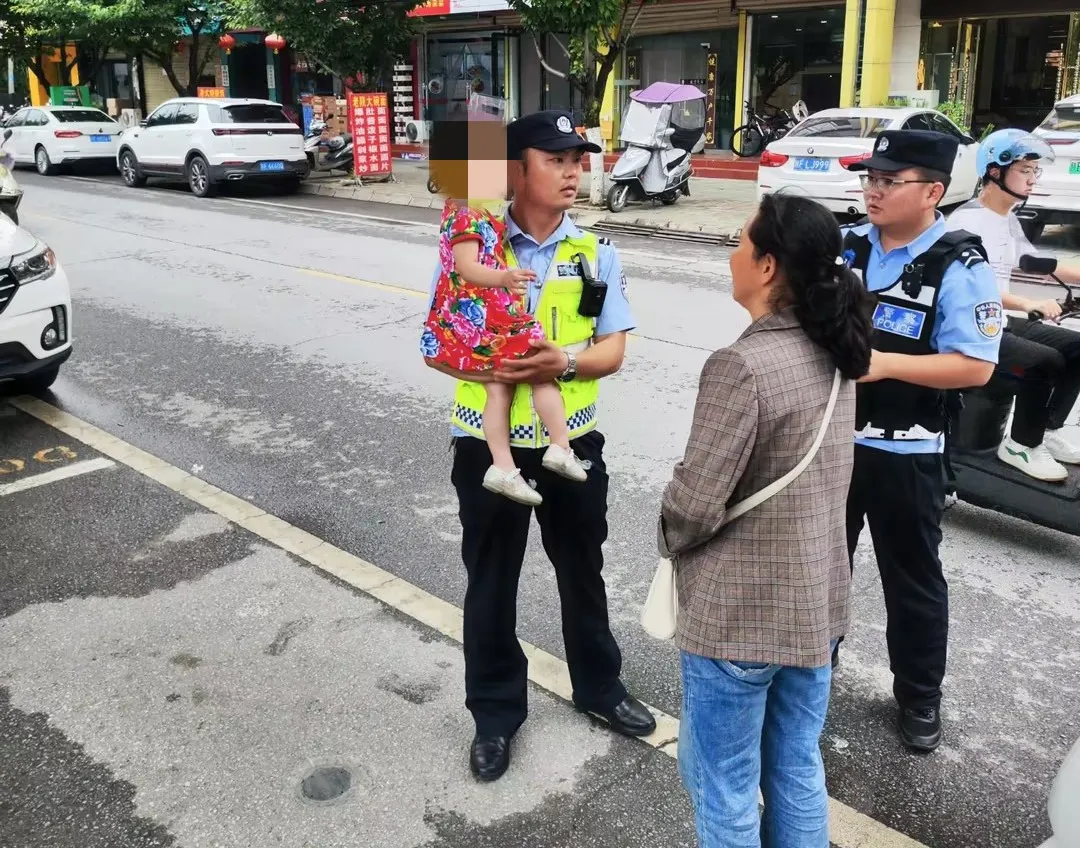 兩歲萌娃溜出家，民警化身奶爸找到家